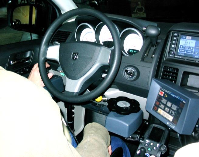 Foto de volante electrónico para controlar la dirección con la mano derecha.